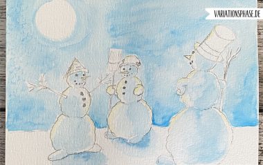 Mit Aquarellfarbe wurde ein blauer Himmel und Schatten auf den Schneemännern eingezeichnet.