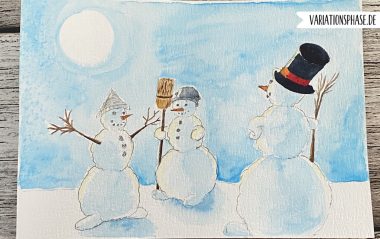 Bleistiftzeichnung von drei Schneemännern mit Aquarell-Koloration
