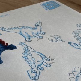 Dinosaurier zeichnen (P52) Kleiner Stegosaurier mit Zeichnungen im Hintergrund