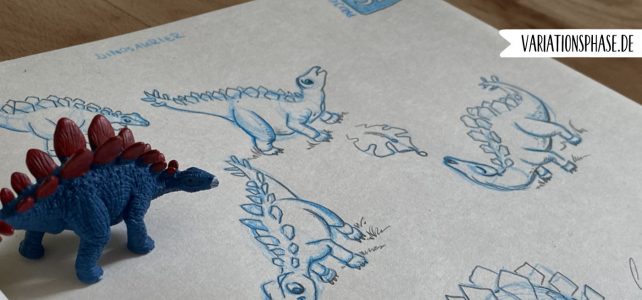 Kleiner Stegosaurier mit Zeichnungen im Hintergrund