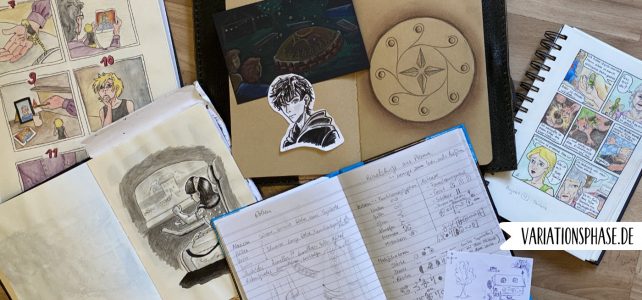 Skizzenbücher und Notizbücher auf dem Boden mit verschiedenen Ständen der "Hutmacherin" und dem neuen Projekt.