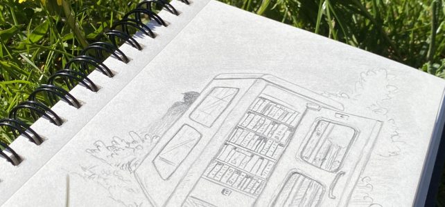Eine Telefonzelle als Bücherschrank und ein seltsamer Geist